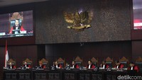 Tim hukum Prabowo-Sandiaga dalam permohonan menyebut perolehan suara yang berbeda dari penetapan hasil rekapitulasi oleh KPU. Jokowi-Maruf Amin menurut tim hukum Prabowo memperoleh 63.573.169 suara (48%). Sedangkan Prabowo Subianto-Sandiaga, menurut tim hukum, memperoleh suara 68.650.239 (52%).