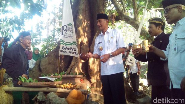 Tradisi resik-resik Sendang Dewot di Kudus