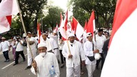 Massa aksi kawal sidang putusan Mahkamah Konstitusi (MK) mulai membubarkan diri dan meninggalkan lokasi aksi. Massa membubarkan diri sambil membacakan selawat.
