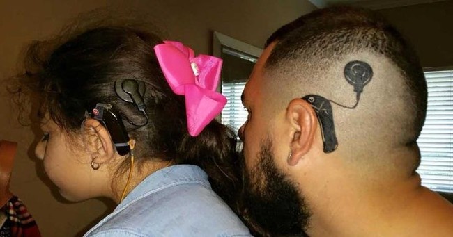 Ayah mentato gambar yang menyerupai alat bantu dengar yang dipakai oleh putrinya kesayangannya. (Foto: Dok. BrightSide)