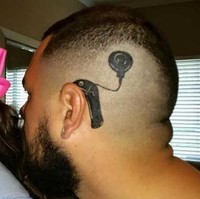 Ayah mentato gambar yang menyerupai alat bantu dengar yang dipakai oleh putrinya kesayangannya. (Foto: Dok. BrightSide)