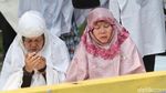 Massa Aksi Gelar Salat Zuhur Berjemaah di Depan MK