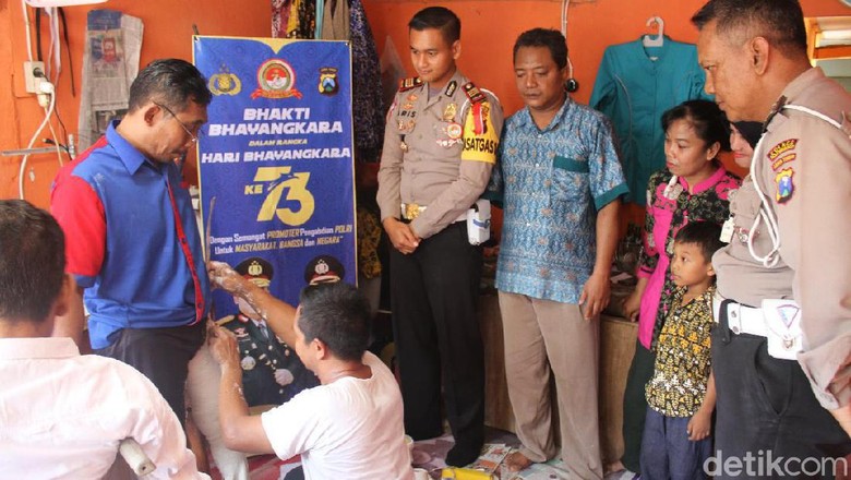 Kejutan Kaki Palsu yang Kagetkan Seorang Penjahit di Bojonegoro Kejutan Kaki Palsu yang Kagetkan Seorang Penjahit di Bojonegoro