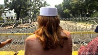 Yups, seorang santri bernama Fakhru Rozi yang berpenampilan mirip dengan Bahar bin Smith ini turut ambil bagian mengikuti aksi tersebut.