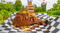 Yang ikonik dari Schlitterbahn Waterparks and Resorts adalah Turkey Legs. Potongan paha kalkun ini dibuat dari daging babi cincang, bawang bombay, acar, keju, dan saus BBQ. Foto: Schlitterbahn Waterparks and Resorts