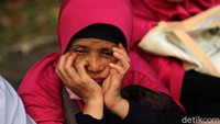 Ekspresi salah seorang peserta aksi saat mendengarkan live radio sidang putusan MK.