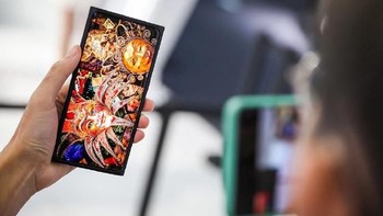 Rencananya Oppo akan meluncurkan perangkat komersialnya dengan kamera di bawah layar itu dalam waktu dekat.  Foto: Weibo