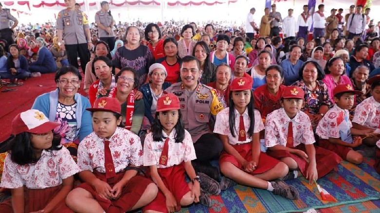Kapolda Sumut Kunjungi Anak Pengungsi Sinabung, Ingatkan Bahaya Narkoba Kapolda Sumut Kunjungi Anak Pengungsi Sinabung, Ingatkan Bahaya Narkoba