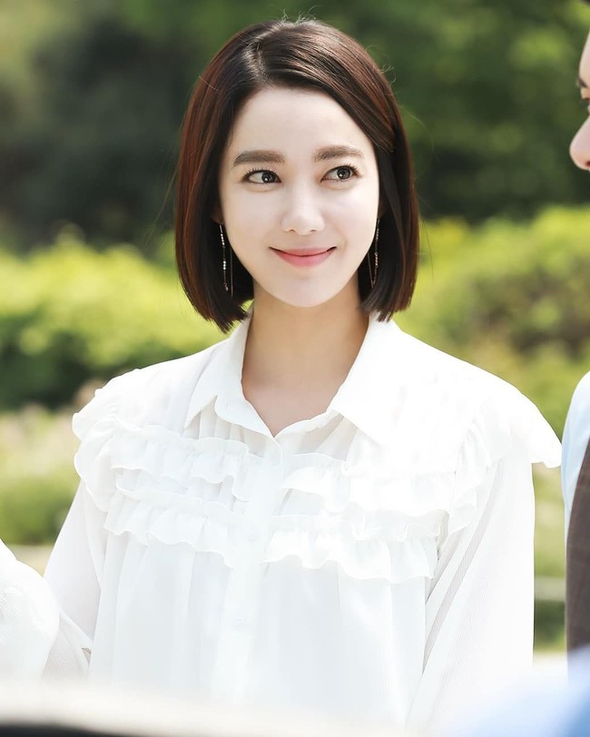 Selain Song Joong Ki dan Song Hye Kyo, aktris Lee So Yeon juga menjalani pernikahan singkat. Ia mengakhiri hubungan pernikahannya pada Mei 2018. Pemain drama Korea Beautiful You ini menikah dengan seorang pengusaha IT pada September 2015. Foto: Instagram