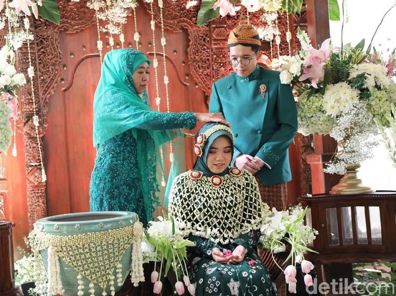 Doa Gubernur Khofifah untuk Kesembuhan Risma yang Dirawat di ICU Doa Gubernur Khofifah untuk Kesembuhan Risma yang Dirawat di ICU