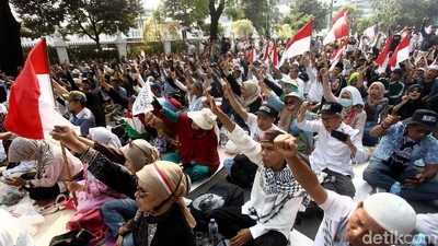 Ragam Aksi Massa Saat Dengarkan Sidang Putusan MK