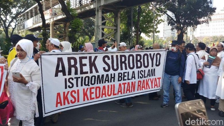Massa Aksi Kawal MK Mulai Dekati Sekitar Kawat Berduri Massa Aksi Kawal MK Mulai Dekati Sekitar Kawat Berduri