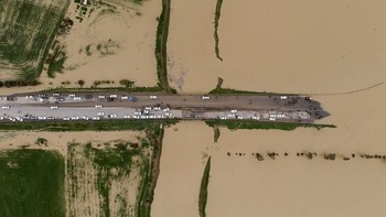 Begini pemandangan jalanan di Iran yang terendam banjir. Potret ini diambil dari udara. Istimewa/Dok. Boredpanda/mohammadmoheiman.
