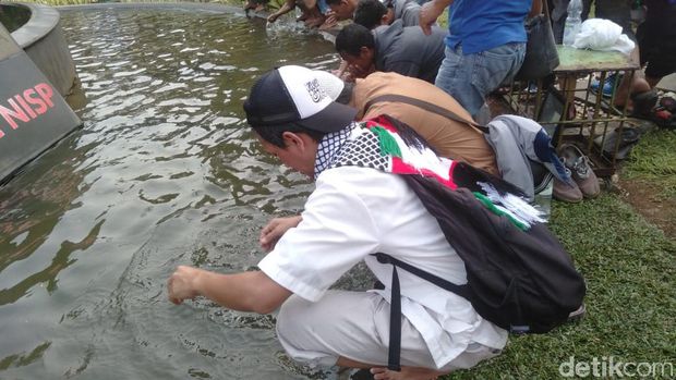 Massa Aksi Kawal Sidang MK Gelar Salat Asar Berjamaah