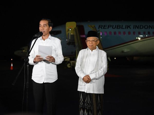 Saat Jokowi-Maruf Respons Putusan MK di Depan Pesawat Kepresidenan
