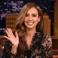 Seleb Hollywood Ini Punya Kebiasaan Aneh Makan Kecoak hingga Semut