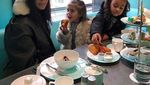 Keren Stylish Ini Gaya Makan North West yang Hobi Makan Es Krim dan Kue