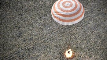 Kapsul itu memakai parasut untuk memperlambat lajunya menuju ke permukaan Bumi. Ia mendarat di daerah terpencil di Dzhezkazgan (Zhezkazgan), Kazakhstan, pada 25 Juni waktu setempat. Foto: Reuters