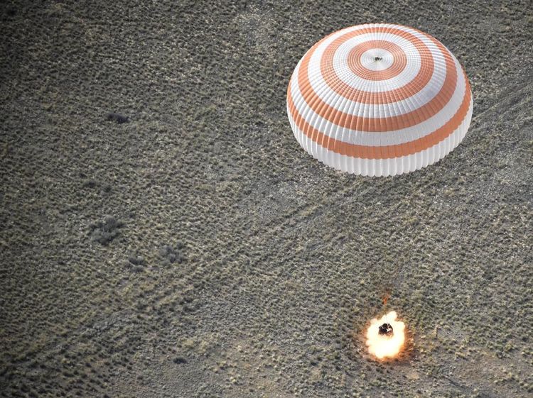 Momen Dramatis Kapsul Rusia Pulangkan Astronot ke Bumi