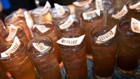 Seedlip pun menyajikan minuman tanpa alkohol yang membuat para pengunjung penasaran. Sang baristameracik minuman ini dalam Cocktail Reception. Foto: The Worlds 50 Best Restaurants