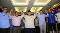 Usai salam komando dengan Sandiaga, Prabowo-Sandiaga langsung bergandengan tangan dengan pimpinan parpol Koalisi Indonesia Adil Makmur.