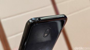 Bagian atas terdapat port audio 3,5 mm. (Foto: detikINET/Adi Fida Rahman)