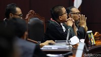 Pernyataan MK tersebut sekaligus mematahkan dalil gugatan Prabowo-Sandiaga soal tak adanya lembaga yang berwenang mengadili kecurangan administratif.