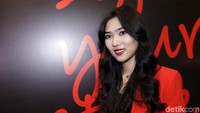 Pertama ia cukup memberikan pulasan warna nude lalu kemudian ditambahkan warna yang lebih bold. Pool/Palevi S/detikFoto.
