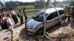 Sopir Mengantuk, Mobil Ini Nyemplung Kanal Banjir Timur