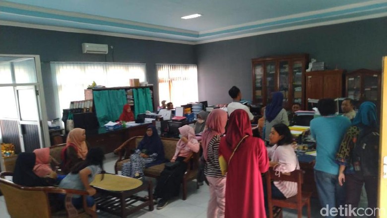 Merasa Dicurangi Sistem Zonasi, Puluhan Wali Murid di Mojokerto Protes Merasa Dicurangi Sistem Zonasi, Puluhan Wali Murid di Mojokerto Protes