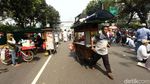 Laris Manis Dagangan PKL oleh Peserta Aksi Kawal MK