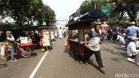 Besarnya keuntungan yang dapat diraup para pedagang membuat mereka memilih untuk berjualan di area sekitar aksi kawal MK berlangsung.