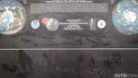 Tampak coretan tak bertanggung jawab memenuhi sebuah poster materi evolusi bumi di ruang peraga statis dan dinamis.