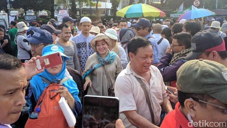 Titiek Soeharto Tinggalkan Kawasan Patung Kuda, Massa Aksi Kawal MK Berebut Foto-foto Titiek Soeharto Tinggalkan Kawasan Patung Kuda, Massa Aksi Kawal MK Berebut Foto-foto