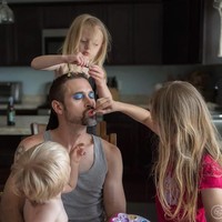 Risiko mempunyai perempuan, sang ayah rela wajahnya dirias oleh sang anak. (Foto: Dok. BrightSide)