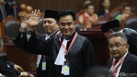 Sementara pihak termohon, yakni KPU; dan pihak terkait, yakni tim hukum Jokowi-Maruf Amin, sama-sama berharap MK menolak permohonan Prabowo-Sandiaga. Dalam petitum jawaban (eksepsi), KPU memohon agar MK dalam putusannya menyatakan benar keputusan KPU RI Nomor 987 tentang Penetapan Hasil Pemilu Presiden dan Wakil Presiden, Pemilihan Legislatif DPR, DPD, serta DPRD Provinsi dan DPRD Kabupaten/Kota 2019.
