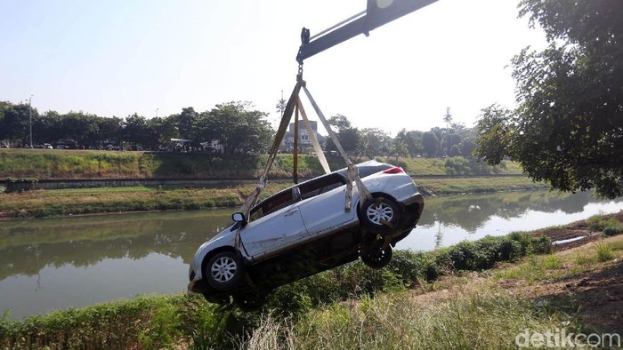Sopir Mengantuk Mobil Ini Nyemplung Kanal Banjir Timur