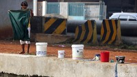 Meski kondisi air di sungai tersebut belum tentu bersih, warga memilih untuk tetap mencuci pakaian di pinggir sungai untuk menghemat pengeluaran membeli air bersih.