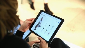 Siapapun orang di balik iklan dari A&T pada 1993 seperti terlihat dalam adegan di atas, ia berhasil memprediksi kehadiran tablet dengan bentuk yang sesuai pada kenyataannya sekarang. (Foto: GettyImages)