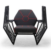 Hasilnya cukup menakjubkan. Kenneth menciptakan kursi dengan detail roda mesin pesawat luar angkasa di bagian samping yang futuristik dan tidak meninggalkan esensi Star Wars. Foto: Dok. Boredpanda/Kenneth Cobonpue