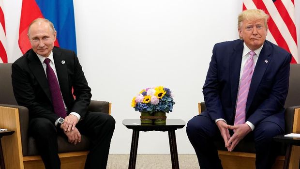 U.S. President Donald Trump meets with Russian President Vladimir Putin at the G20 Summit in Osaka, Japan June 28, 2019.  REUTERS/Kevin Lamarque