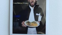 Dalam satu acara, Mike terlihat siap menyantap sepiring hidangan. Tapi karena melihat kamera, Mike malah berpose dulu sebelum makan.  Foto: instagram