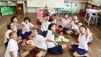 Kegiatan Nattaya yang menarik di sekolah adalah saat menemani murid-muridnya makan bersama. Ada yang bisa tebak menunya? Foto: Facebook Nattaya Nat