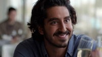 Tampil memukau sebagai Arjun di film Hotel Mumbai. Dev Patel memang punya akting yang bagus. Selain itu beberapa kali ia juga sempat tertangkap kamera saat sedang makan hingga ngeteh. Foto: Istimewa