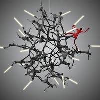 Tadinya aku tidak mau karena aku tidak membuat replika dari mesin-mesin (Star Wars), dan fans Star Wars hanya akan beli sesuatu yang bergambar muka Darth Vader. Aku tidak mau melakukannya. Tapi mereka bilang, Tidak, tidak, tidak. Kami ingin kamu menerjemahkannya dari lensa seorang desainer Filipina, kata Kenneth, menceritakan awal mula kolaborasinya dengan Disney. Foto: Dok. Boredpanda/Kenneth Cobonpue