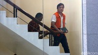 Sri dan Benhur diduga sebagai penerima suap, sementara Bernard sebagai tersangka pemberi suap.