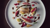 Tampilannya artistik, inilah olahan burung merpati dengan strawberry dan dieja. Dieja merupakan sejenis serel dari kelompok gandum. Foto: restaurantmirazur