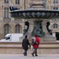 Saking hausnya, orang ini sampai manjat demi minum dari air mancur! (Foto: Dok. Amazon)
