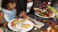 Aktor berusia 29 tahun ini gemar dengan makanan pizza. Intip saja aksinya meminta pizza dengan wajahnya yang serius. Foto: Istimewa