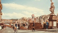 Cobalah berkeliling Florence dengan tur sepeda listrik tanpa harus ngos-ngosan. Kunjungi teras Piazzale Michaelangelo yang terkenal dan rasakan kehebatan era Renaisans di The Duomo. (iStock)